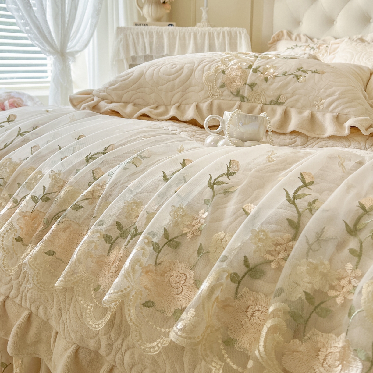 91家纺网 家纺一手货源 找家纺 恋尚 2025新款柔软牛奶绒保暖蕾丝床裙四件套-玫瑰故事（控价305） 玫瑰故事-奶茶色