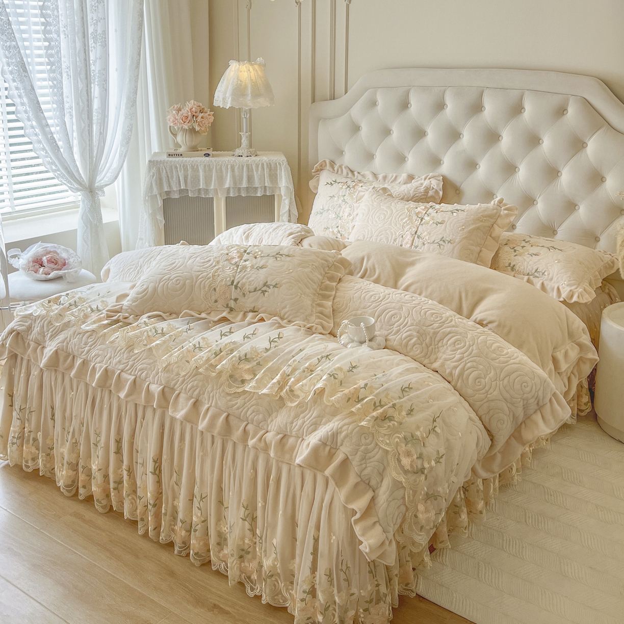 91家纺网 家纺一手货源 找家纺 恋尚 2025新款柔软牛奶绒保暖蕾丝床裙四件套-玫瑰故事（控价305） 玫瑰故事-奶茶色