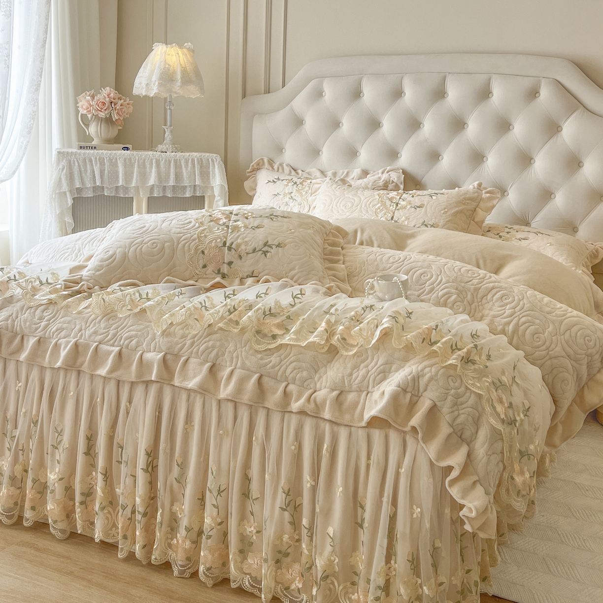 91家纺网 家纺一手货源 找家纺 恋尚 2025新款柔软牛奶绒保暖蕾丝床裙四件套-玫瑰故事（控价305） 玫瑰故事-奶茶色