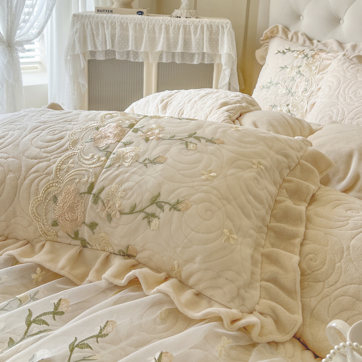 91家纺网 家纺一手货源 找家纺 恋尚 2025新款柔软牛奶绒保暖蕾丝床裙四件套-玫瑰故事（控价305） 玫瑰故事-奶茶色