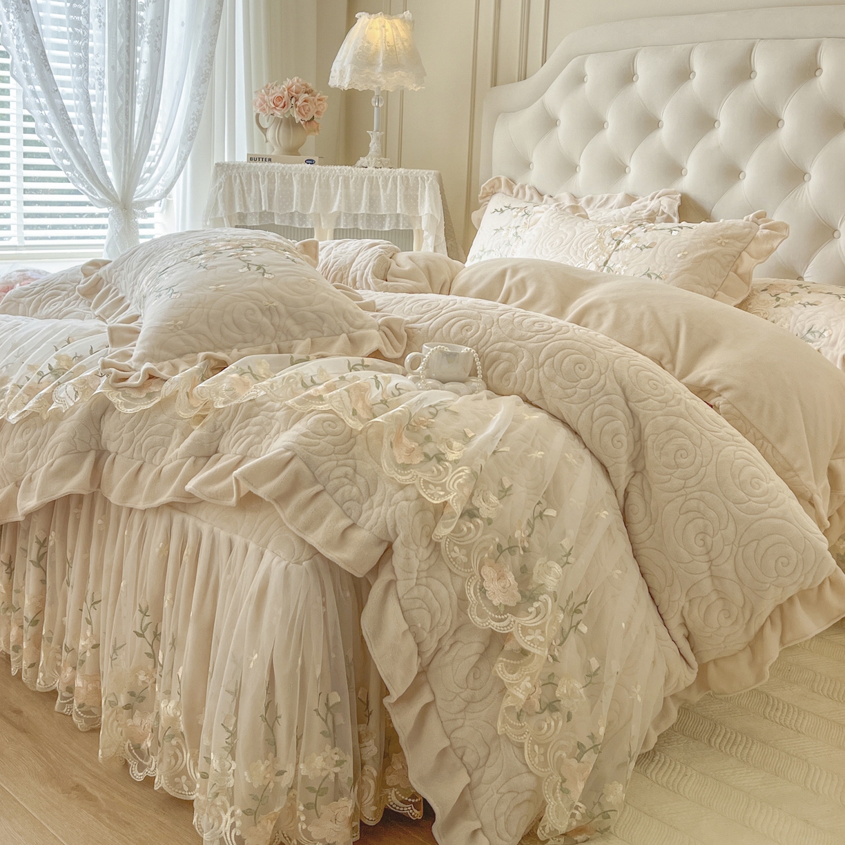 91家纺网 家纺一手货源 找家纺 恋尚 2025新款柔软牛奶绒保暖蕾丝床裙四件套-玫瑰故事（控价305） 玫瑰故事-奶茶色