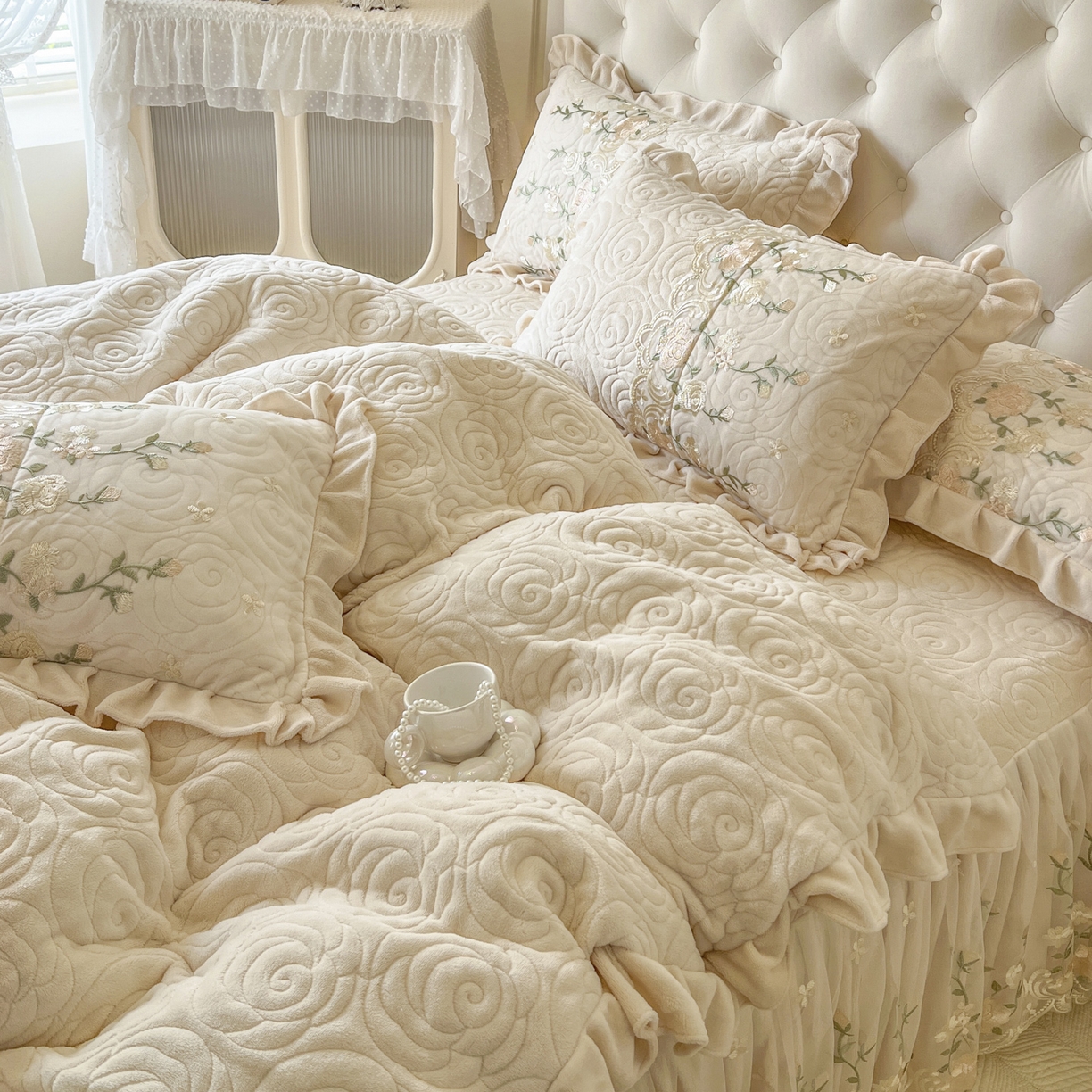 91家纺网 家纺一手货源 找家纺 恋尚 2025新款柔软牛奶绒保暖蕾丝床裙四件套-玫瑰故事（控价305） 玫瑰故事-奶茶色