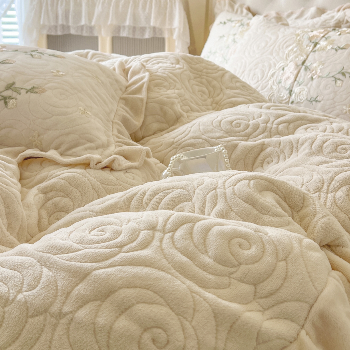 91家纺网 家纺一手货源 找家纺 恋尚 2025新款柔软牛奶绒保暖蕾丝床裙四件套-玫瑰故事（控价305） 玫瑰故事-奶茶色