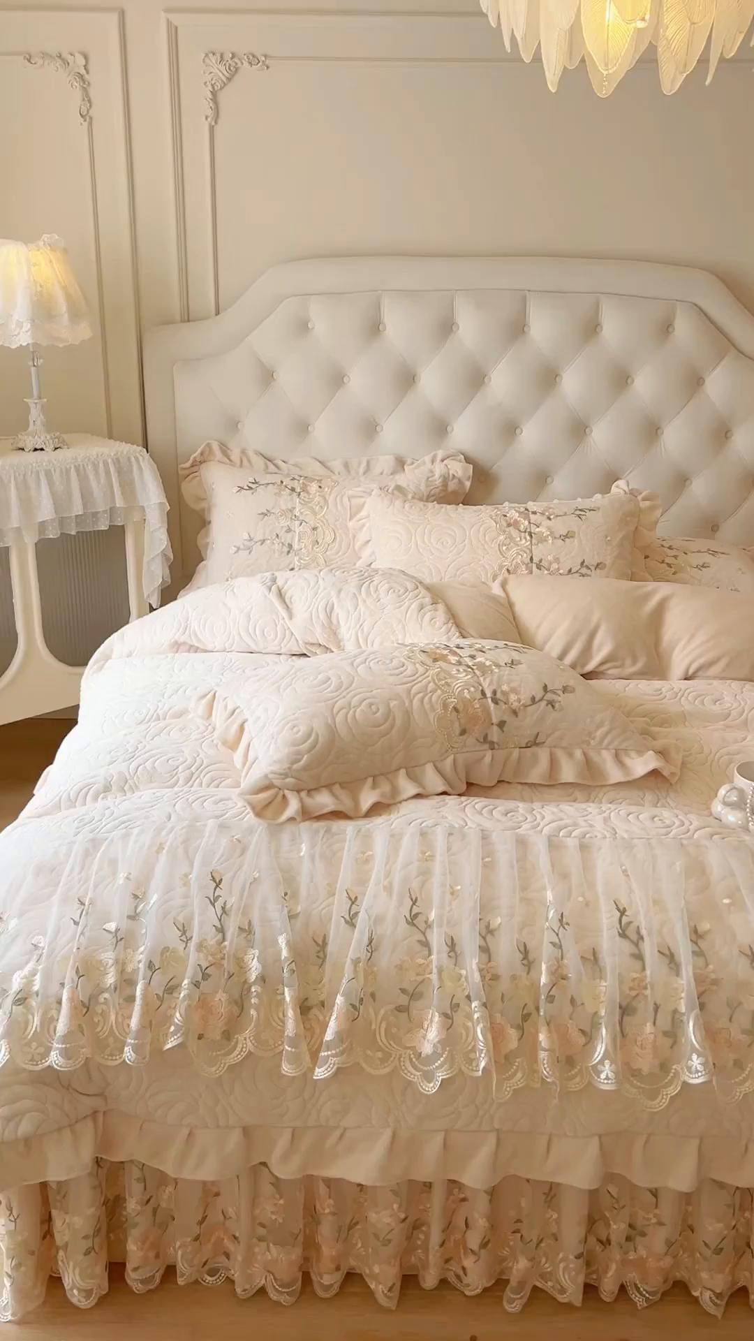 91家纺网 家纺一手货源 找家纺 恋尚 2025新款柔软牛奶绒保暖蕾丝床裙四件套-玫瑰故事（控价305） 玫瑰故事-奶茶色