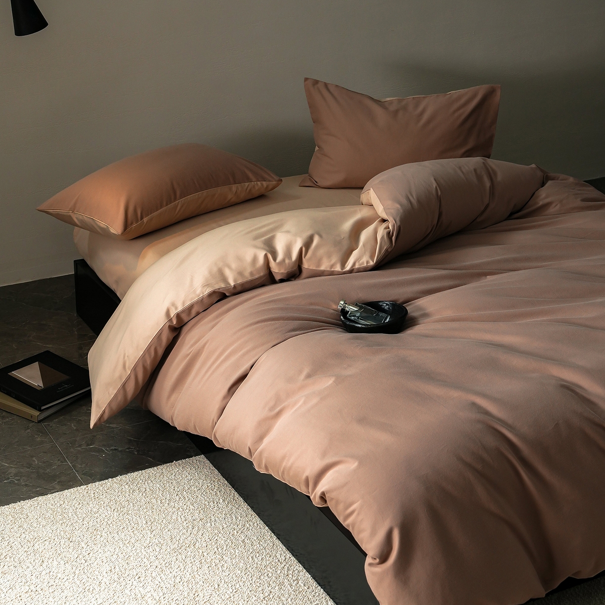 91家纺网 家纺一手货源 找家纺 禾时 2025新款A类全棉贡缎磨毛纯色四件套（礼盒包装）-风格1 莫百草