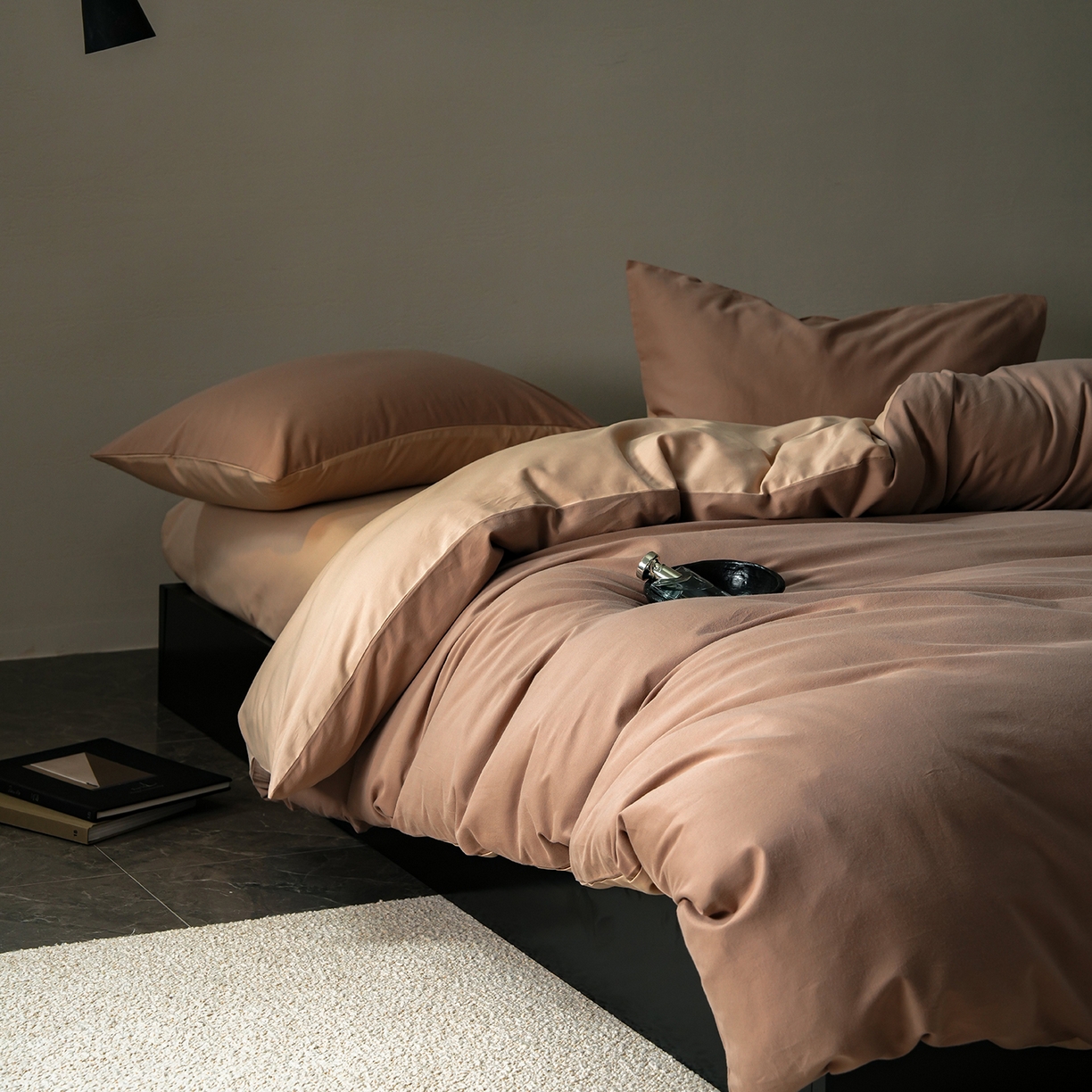 91家纺网 家纺一手货源 找家纺 禾时 2025新款A类全棉贡缎磨毛纯色四件套（礼盒包装）-风格1 莫百草