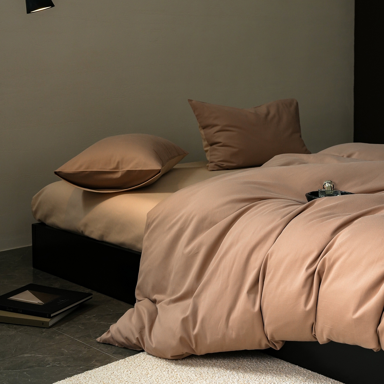 91家纺网 家纺一手货源 找家纺 禾时 2025新款A类全棉贡缎磨毛纯色四件套（礼盒包装）-风格1 莫百草