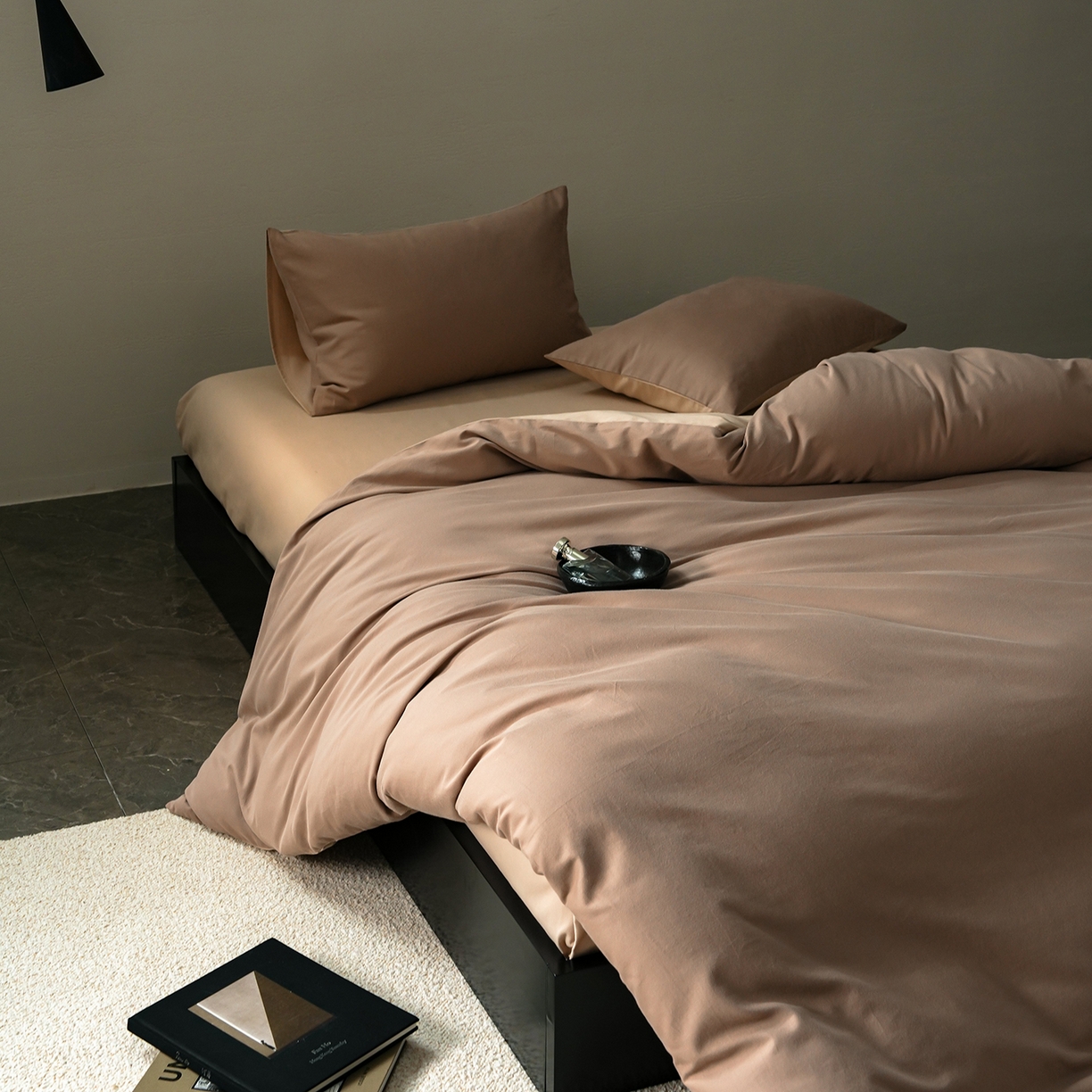 91家纺网 家纺一手货源 找家纺 禾时 2025新款A类全棉贡缎磨毛纯色四件套（礼盒包装）-风格1 莫百草