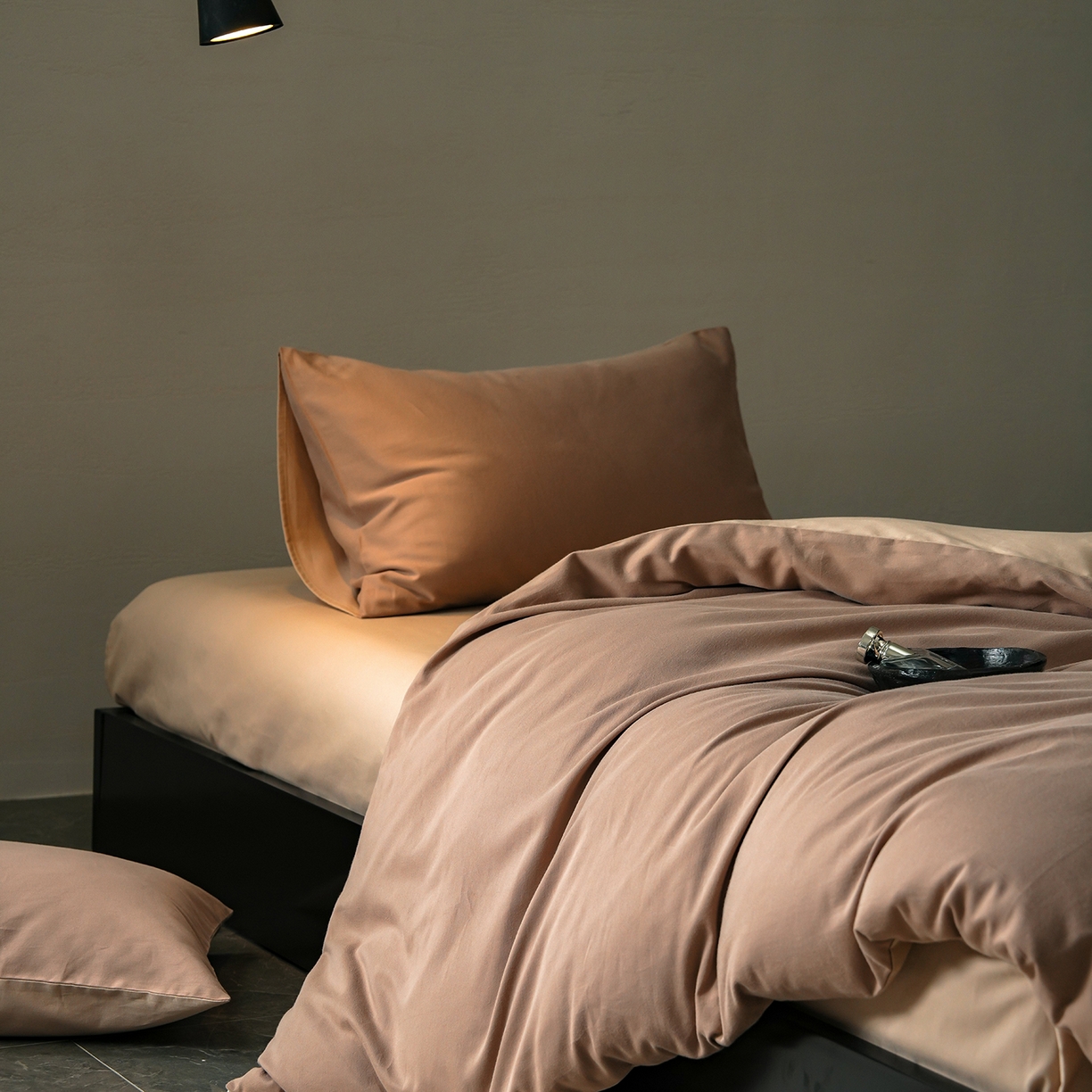 91家纺网 家纺一手货源 找家纺 禾时 2025新款A类全棉贡缎磨毛纯色四件套（礼盒包装）-风格1 莫百草