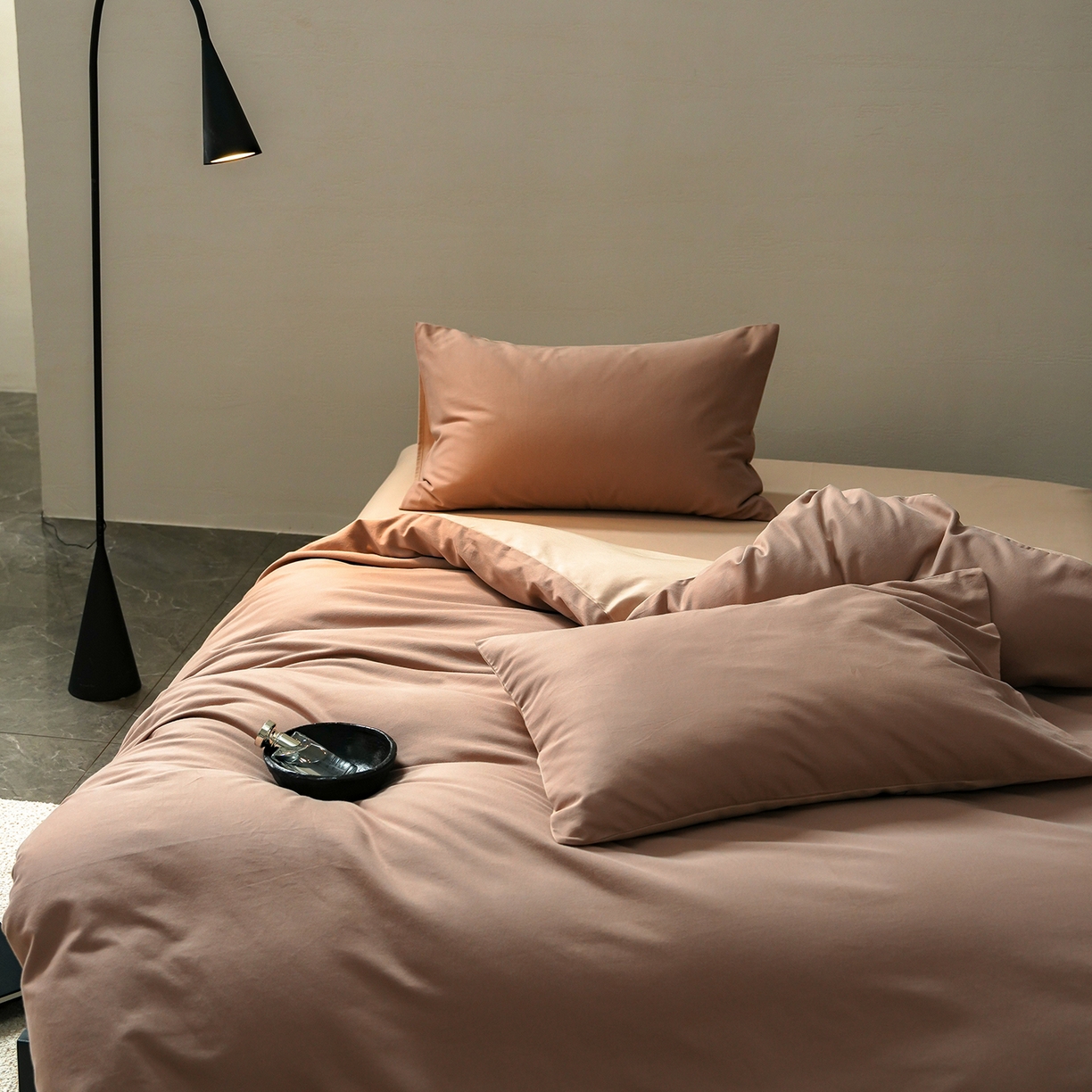 91家纺网 家纺一手货源 找家纺 禾时 2025新款A类全棉贡缎磨毛纯色四件套（礼盒包装）-风格1 莫百草