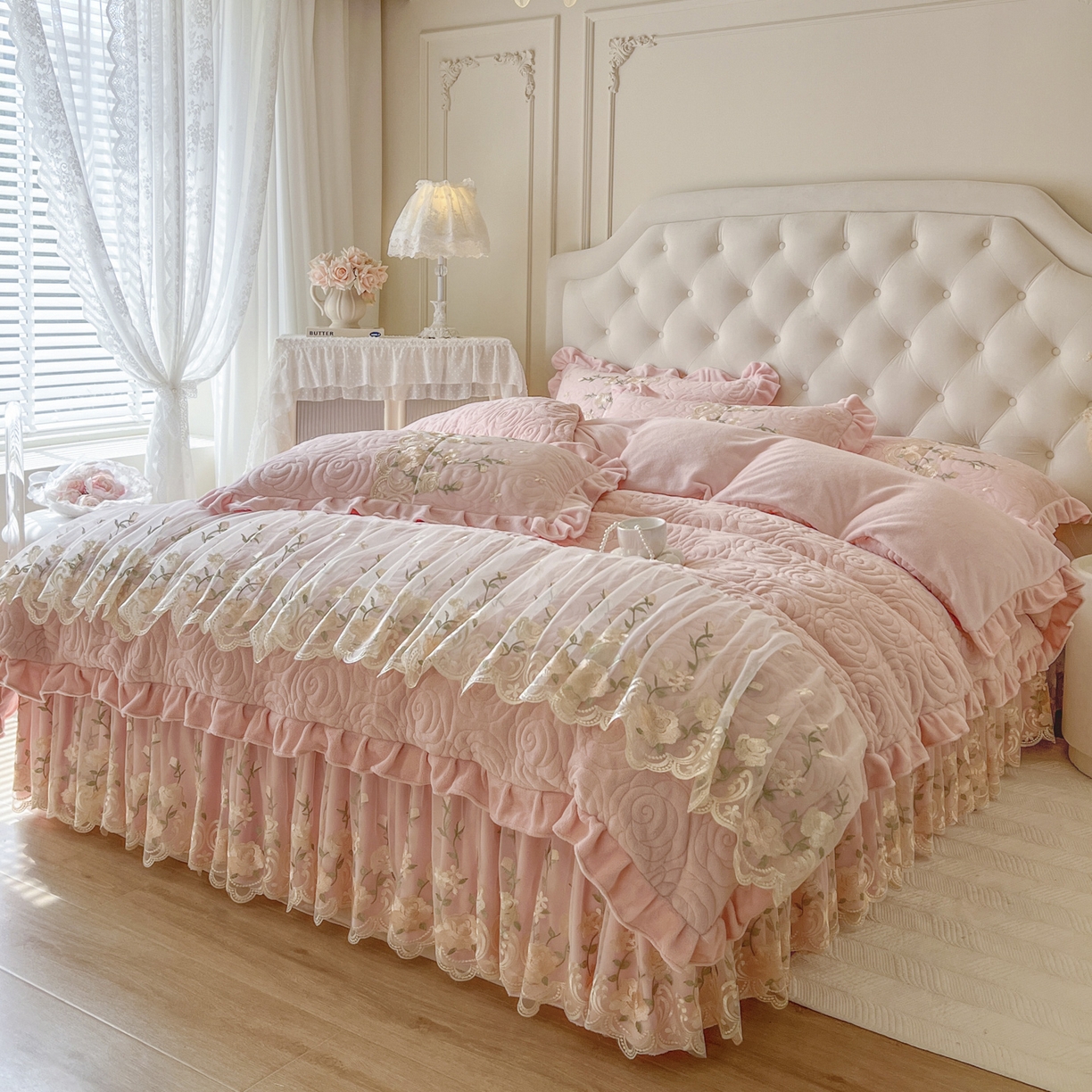 91家纺网 家纺一手货源 找家纺 恋尚 2025新款柔软牛奶绒保暖蕾丝床裙四件套-玫瑰故事（控价305） 玫瑰故事-清新粉