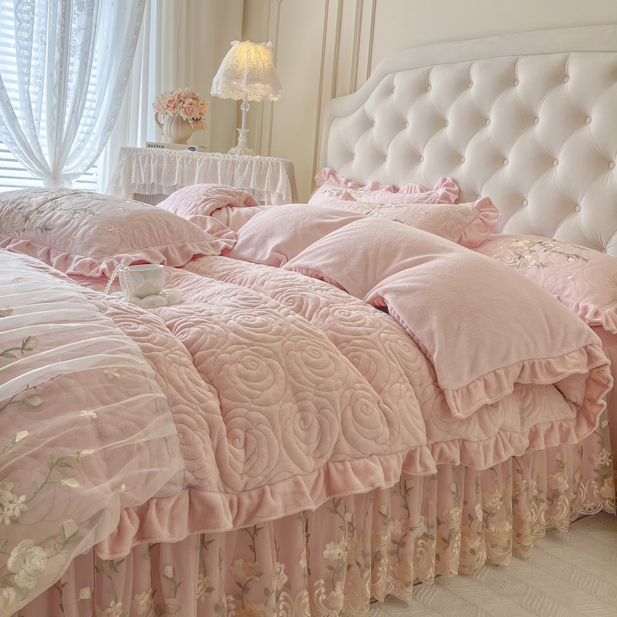 91家纺网 家纺一手货源 找家纺 恋尚 2025新款柔软牛奶绒保暖蕾丝床裙四件套-玫瑰故事（控价305） 玫瑰故事-清新粉