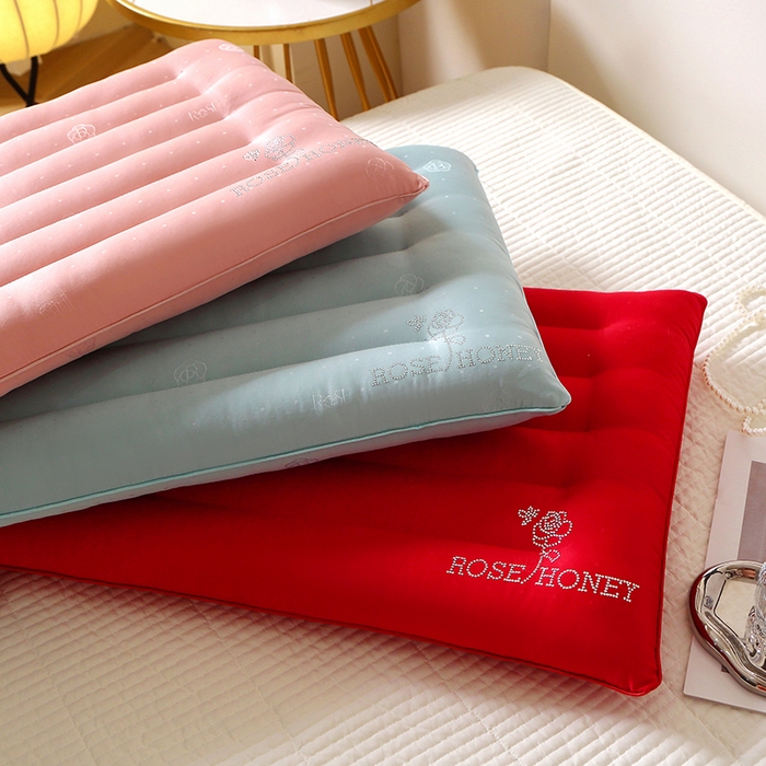 91家纺网 家纺一手货源 找家纺 （总）仁宇枕业 2025新款新品大红红色粉色钻石玫瑰定型低枕头枕芯