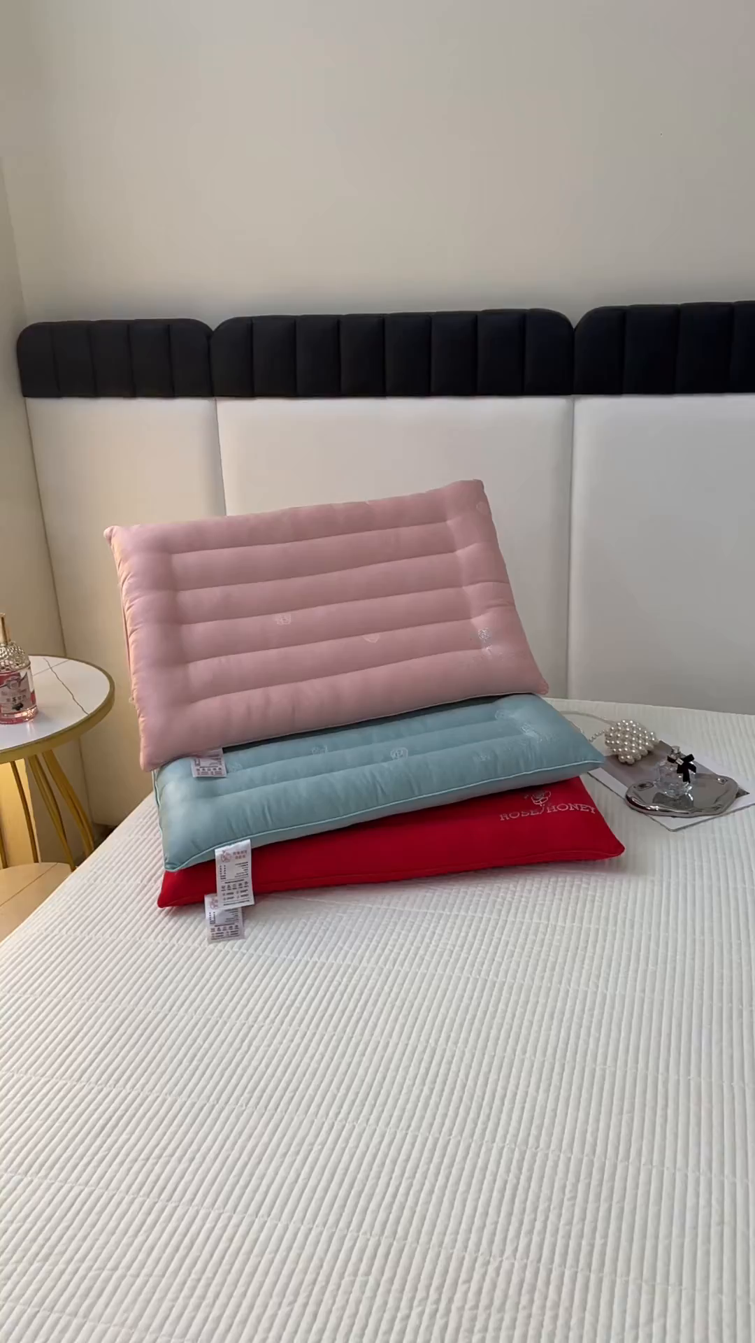 91家纺网 家纺一手货源 找家纺 （总）仁宇枕业 2025新款新品大红红色粉色钻石玫瑰定型低枕头枕芯