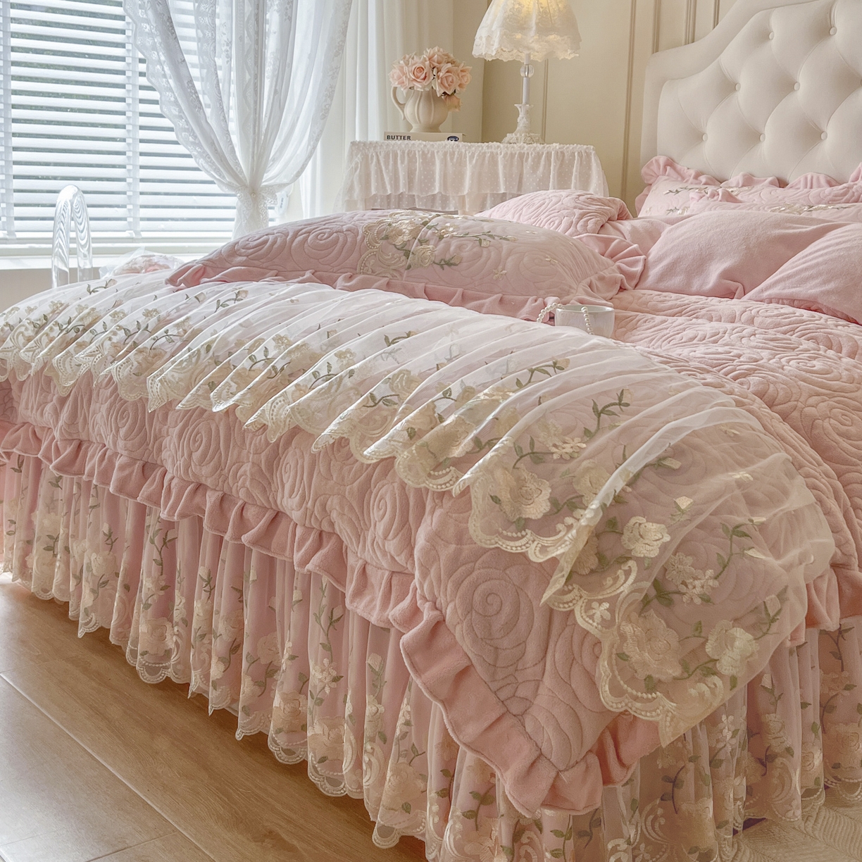 91家纺网 家纺一手货源 找家纺 恋尚 2025新款柔软牛奶绒保暖蕾丝床裙四件套-玫瑰故事（控价305） 玫瑰故事-清新粉