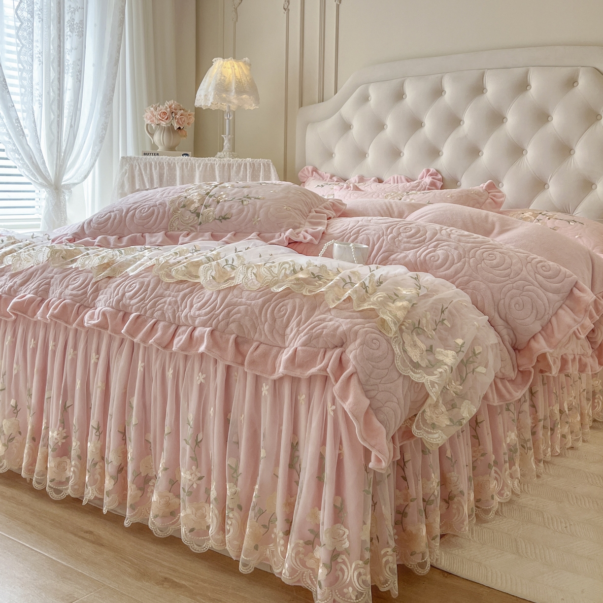 91家纺网 家纺一手货源 找家纺 恋尚 2025新款柔软牛奶绒保暖蕾丝床裙四件套-玫瑰故事（控价305） 玫瑰故事-清新粉