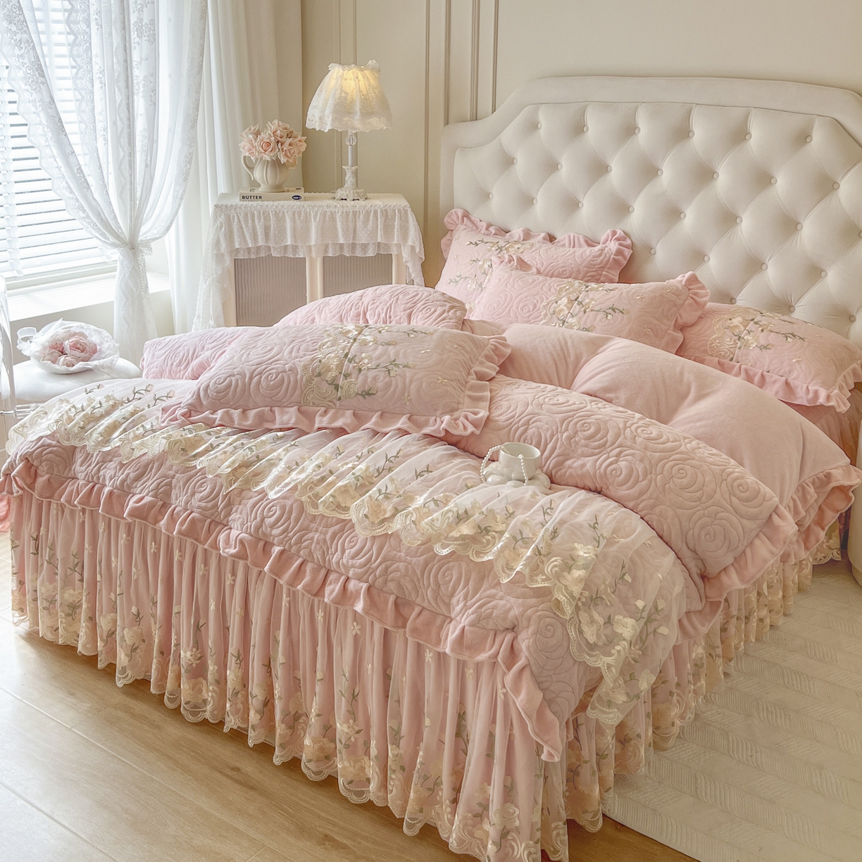91家纺网 家纺一手货源 找家纺 恋尚 2025新款柔软牛奶绒保暖蕾丝床裙四件套-玫瑰故事（控价305） 玫瑰故事-清新粉