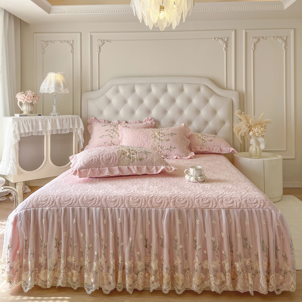 91家纺网 家纺一手货源 找家纺 恋尚 2025新款柔软牛奶绒保暖蕾丝床裙四件套-玫瑰故事（控价305） 玫瑰故事-清新粉