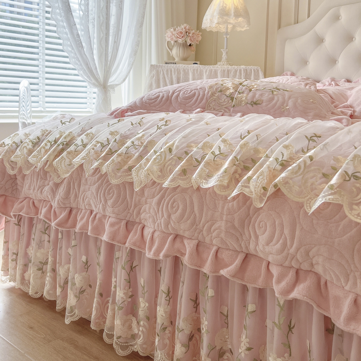 91家纺网 家纺一手货源 找家纺 恋尚 2025新款柔软牛奶绒保暖蕾丝床裙四件套-玫瑰故事（控价305） 玫瑰故事-清新粉