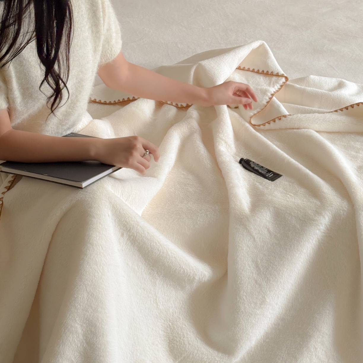 91家纺网 家纺一手货源 找家纺 （总）ONE TWO ONE 121 2025新款兔绒毛毯子披肩办公室午睡空调沙发毯冬季加厚珊瑚绒盖毯牛奶绒【会员-5】 【提供买家秀】 控价 88/ 138/158/188