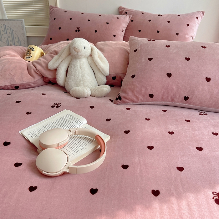 91家纺网 家纺一手货源 找家纺 （总）yyds网供 2025新款萌趣四件套卡通花卉牛奶绒三件套加厚保暖裸睡治愈防静电