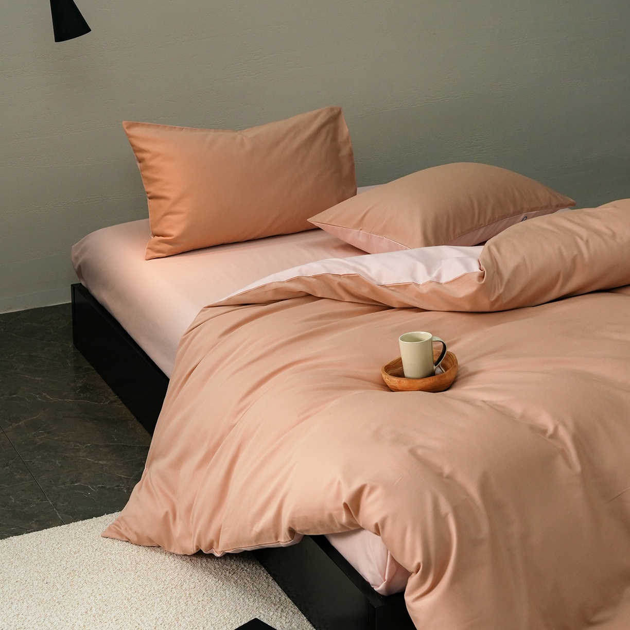 91家纺网 家纺一手货源 找家纺 禾时 2025新款A类全棉贡缎磨毛纯色四件套（礼盒包装）-风格1 奶咖