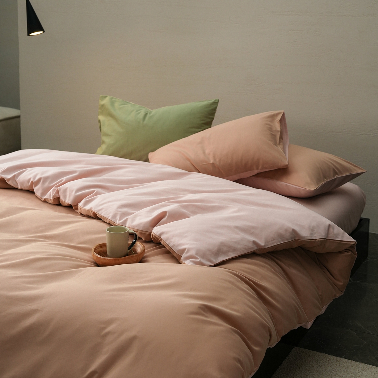 91家纺网 家纺一手货源 找家纺 禾时 2025新款A类全棉贡缎磨毛纯色四件套（礼盒包装）-风格1 奶咖