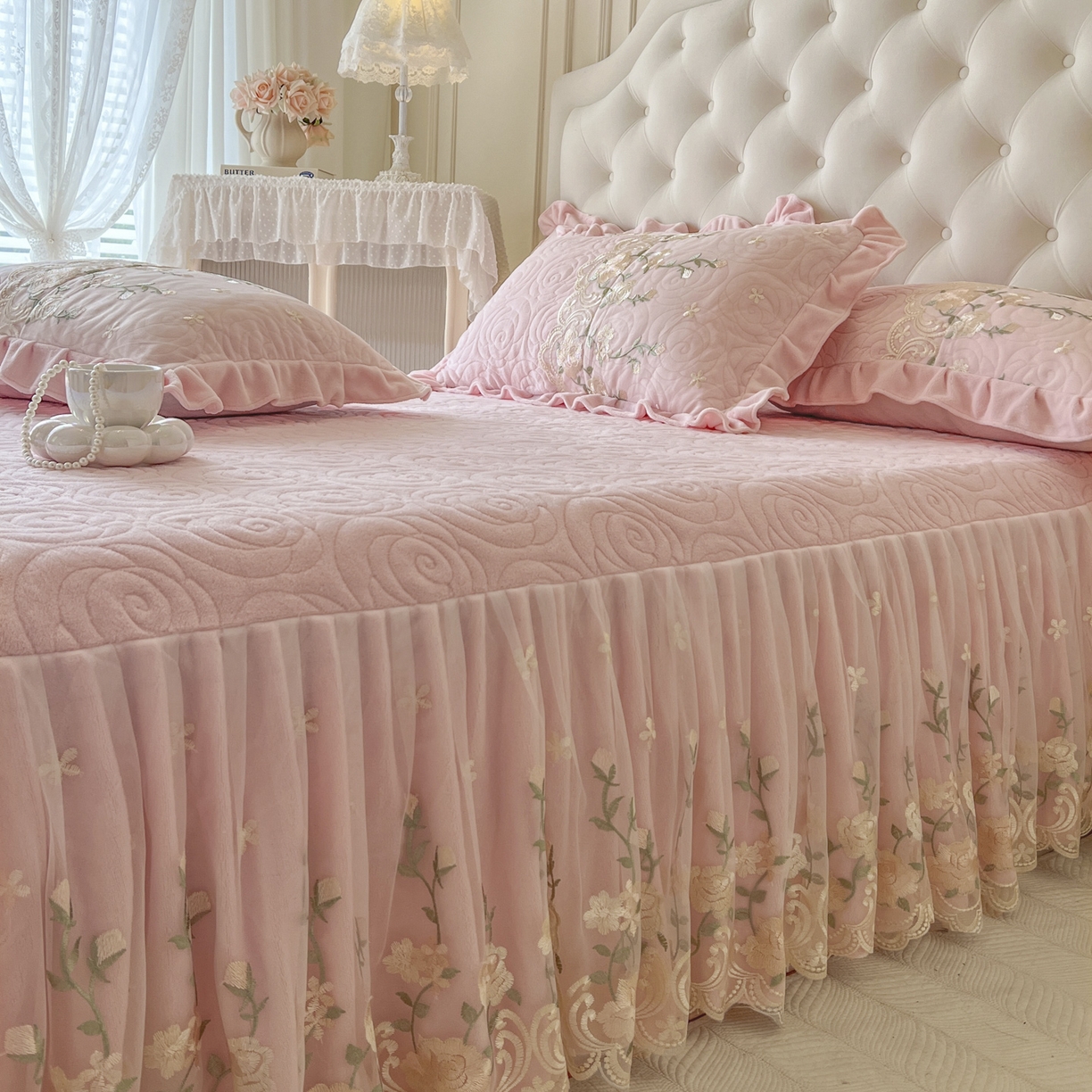 91家纺网 家纺一手货源 找家纺 恋尚 2025新款柔软牛奶绒保暖蕾丝床裙四件套-玫瑰故事（控价305） 玫瑰故事-清新粉