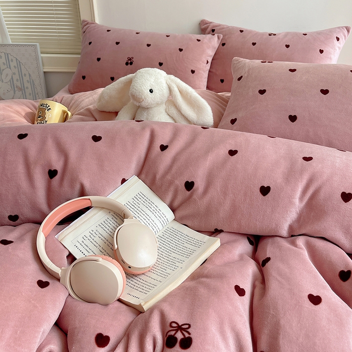 91家纺网 家纺一手货源 找家纺 （总）yyds网供 2025新款萌趣四件套卡通花卉牛奶绒三件套加厚保暖裸睡治愈防静电