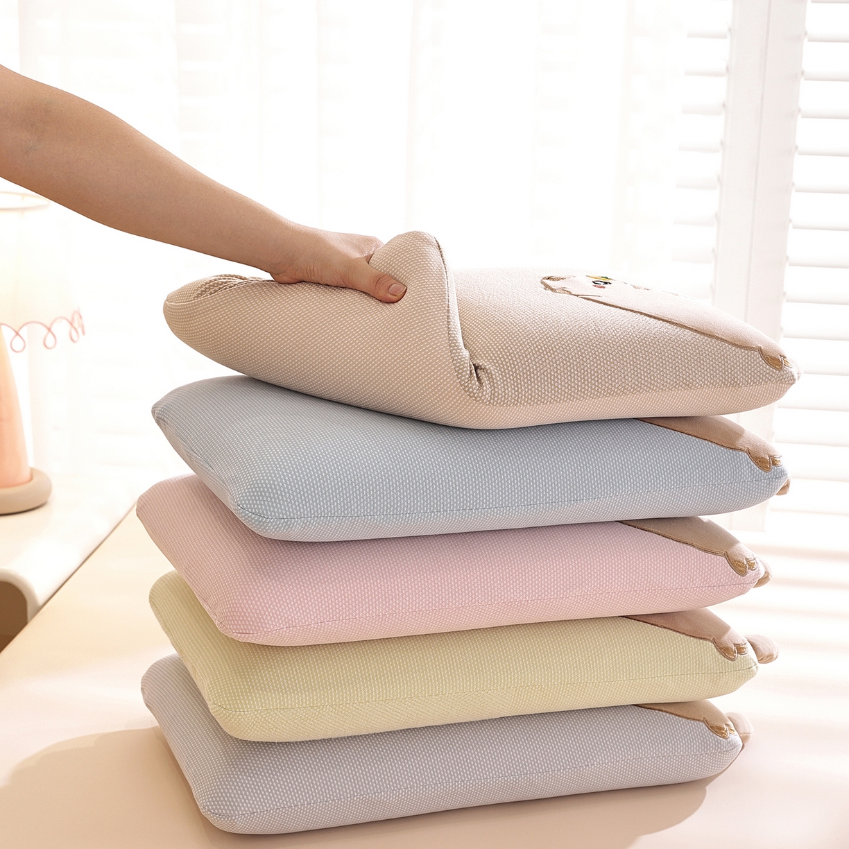 91家纺网 家纺一手货源 找家纺 （总）仁宇枕业 2025新款新品暖绒卡皮睡眠面包儿童记忆枕头枕芯