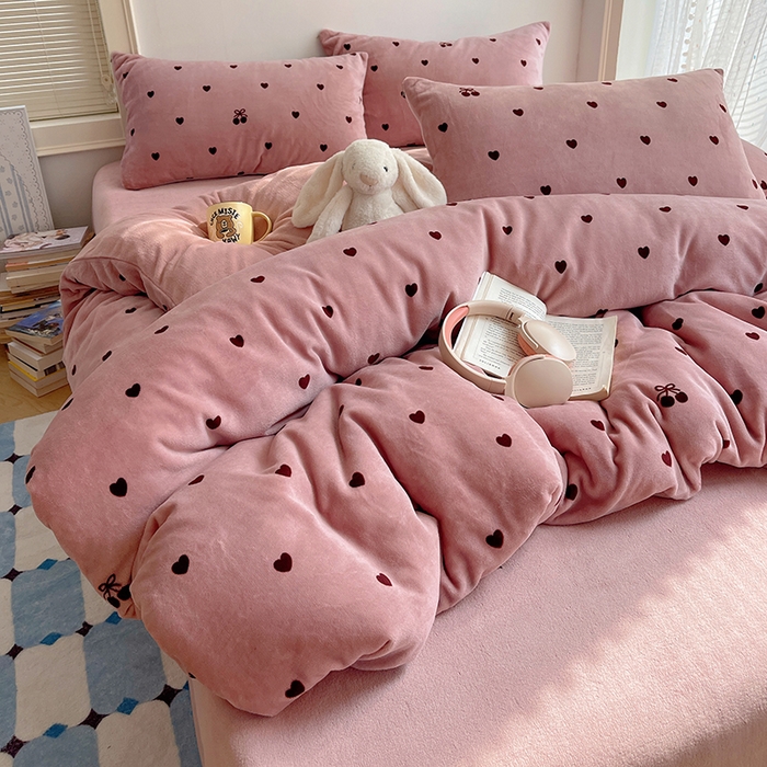 91家纺网 家纺一手货源 找家纺 （总）yyds网供 2025新款萌趣四件套卡通花卉牛奶绒三件套加厚保暖裸睡治愈防静电