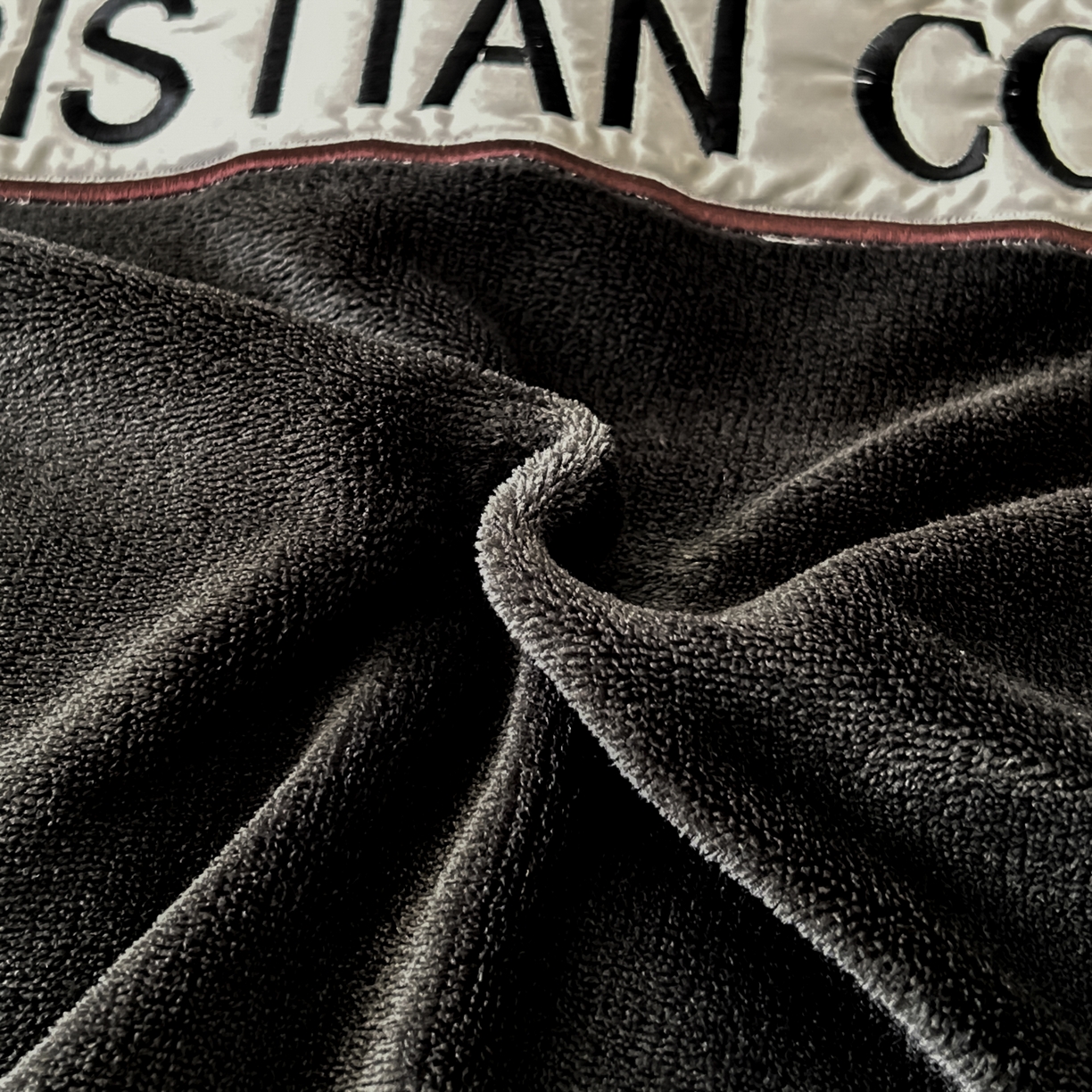 91家纺网 家纺一手货源 找家纺 苏源家居 2025新款加厚牛奶绒拼浮雕冬款四件套-幽境 幽境-深灰