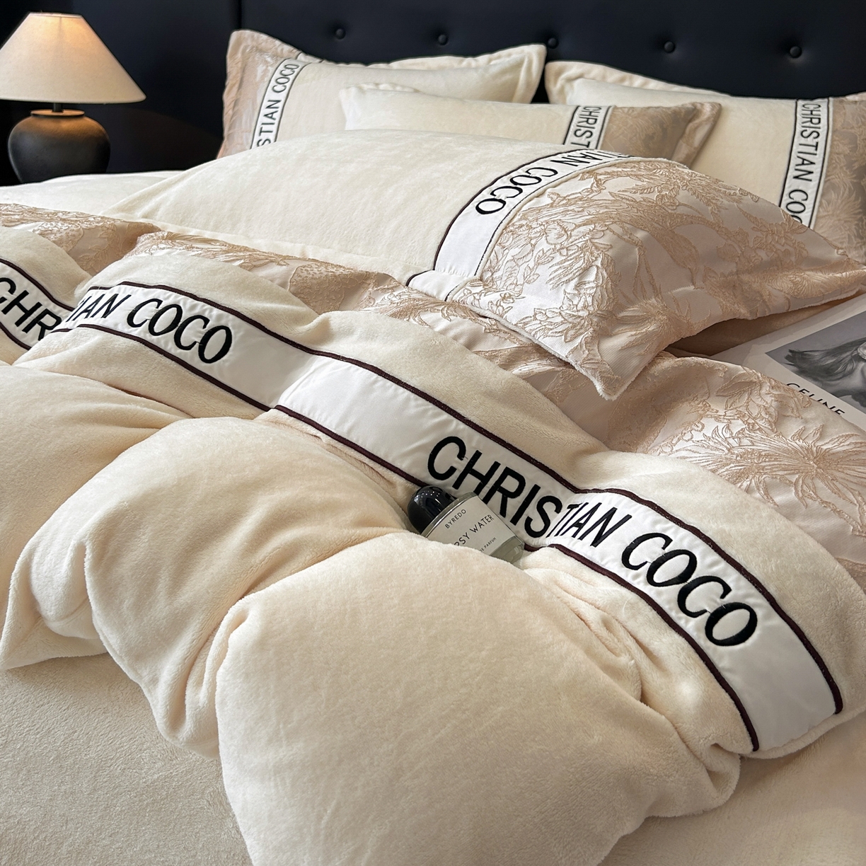 91家纺网 家纺一手货源 找家纺 苏源家居 2025新款加厚牛奶绒拼浮雕冬款四件套-幽境 幽境-奶白