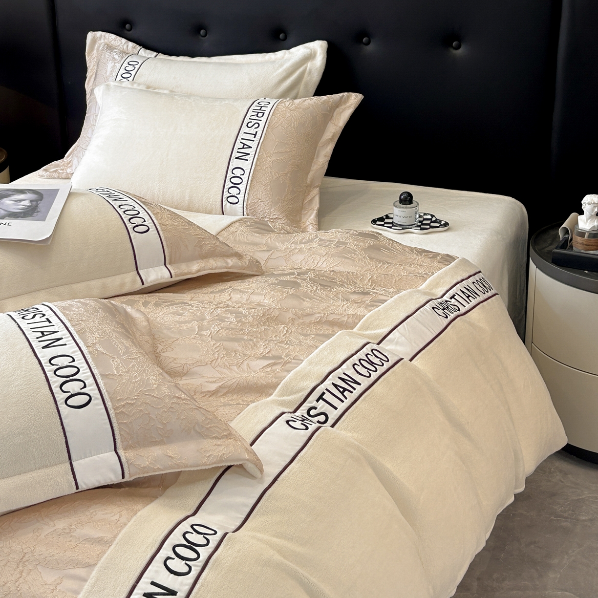 91家纺网 家纺一手货源 找家纺 苏源家居 2025新款加厚牛奶绒拼浮雕冬款四件套-幽境 幽境-奶白