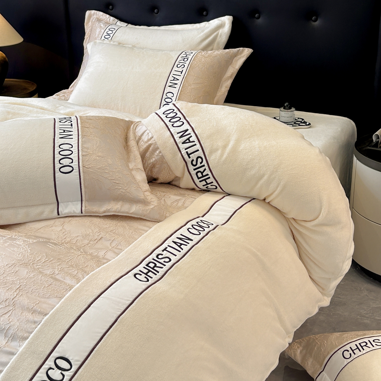 91家纺网 家纺一手货源 找家纺 苏源家居 2025新款加厚牛奶绒拼浮雕冬款四件套-幽境 幽境-奶白