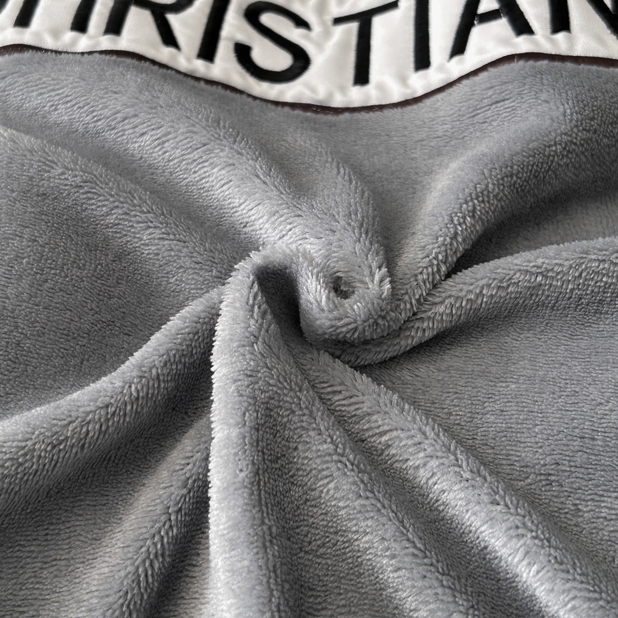 91家纺网 家纺一手货源 找家纺 苏源家居 2025新款加厚牛奶绒拼浮雕冬款四件套-幽境 幽境-浅灰