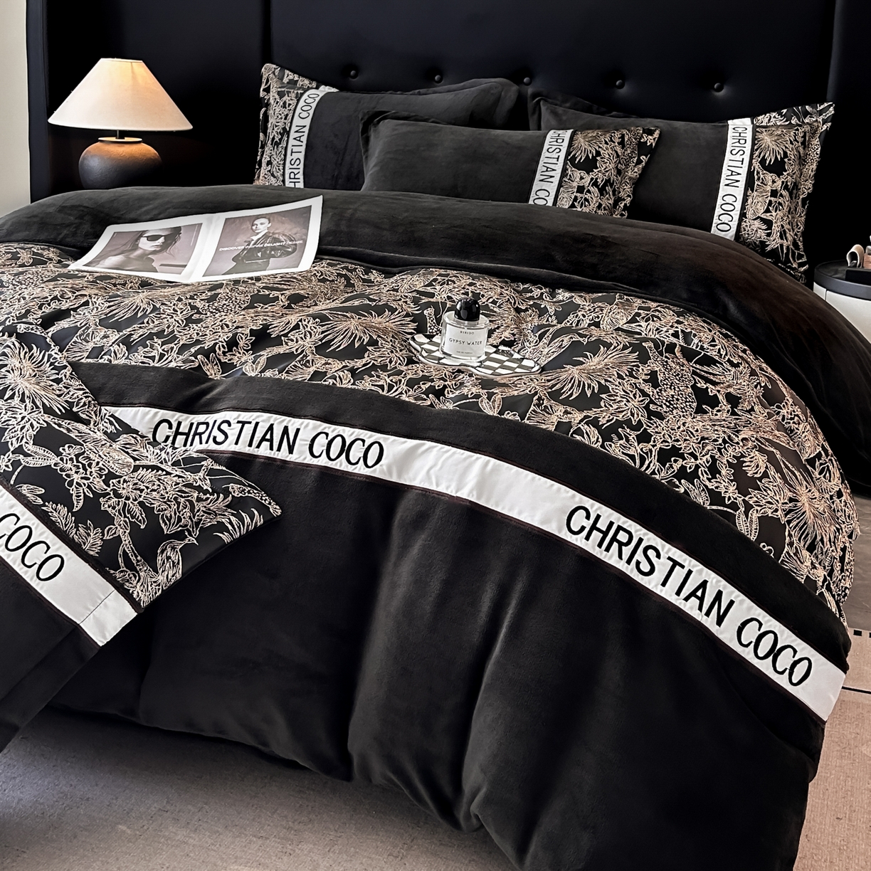 91家纺网 家纺一手货源 找家纺 苏源家居 2025新款加厚牛奶绒拼浮雕冬款四件套-幽境 幽境-深灰