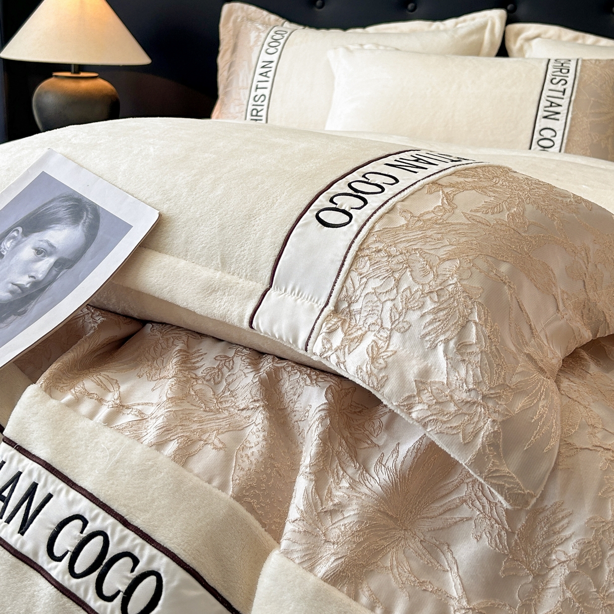 91家纺网 家纺一手货源 找家纺 苏源家居 2025新款加厚牛奶绒拼浮雕冬款四件套-幽境 幽境-奶白