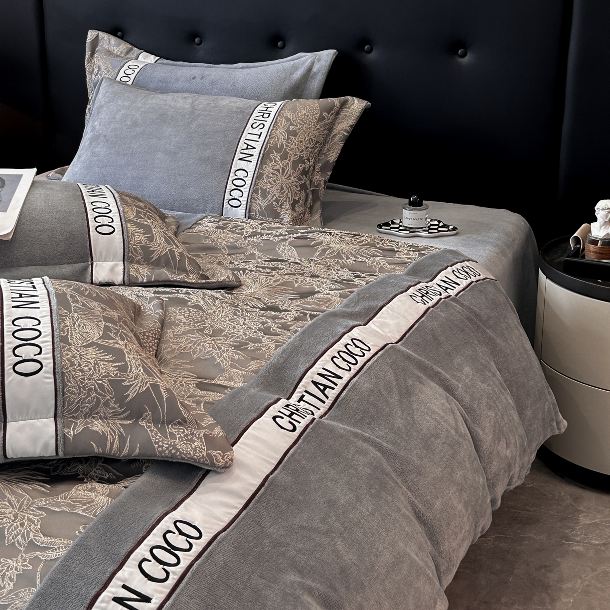 91家纺网 家纺一手货源 找家纺 苏源家居 2025新款加厚牛奶绒拼浮雕冬款四件套-幽境 幽境-浅灰