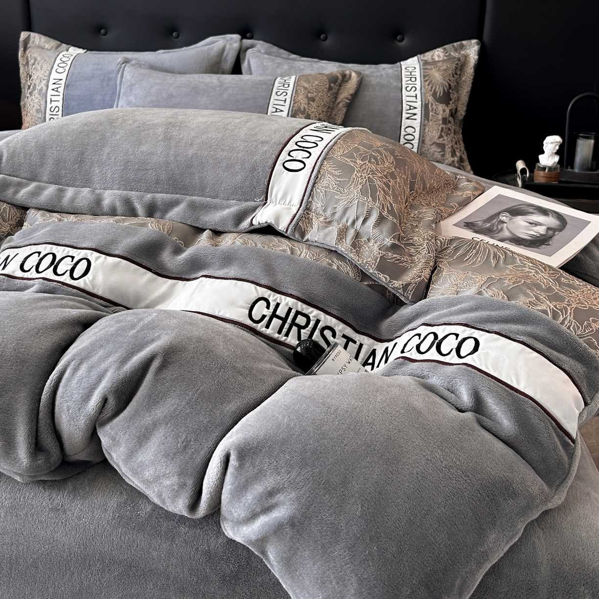 91家纺网 家纺一手货源 找家纺 苏源家居 2025新款加厚牛奶绒拼浮雕冬款四件套-幽境 幽境-浅灰