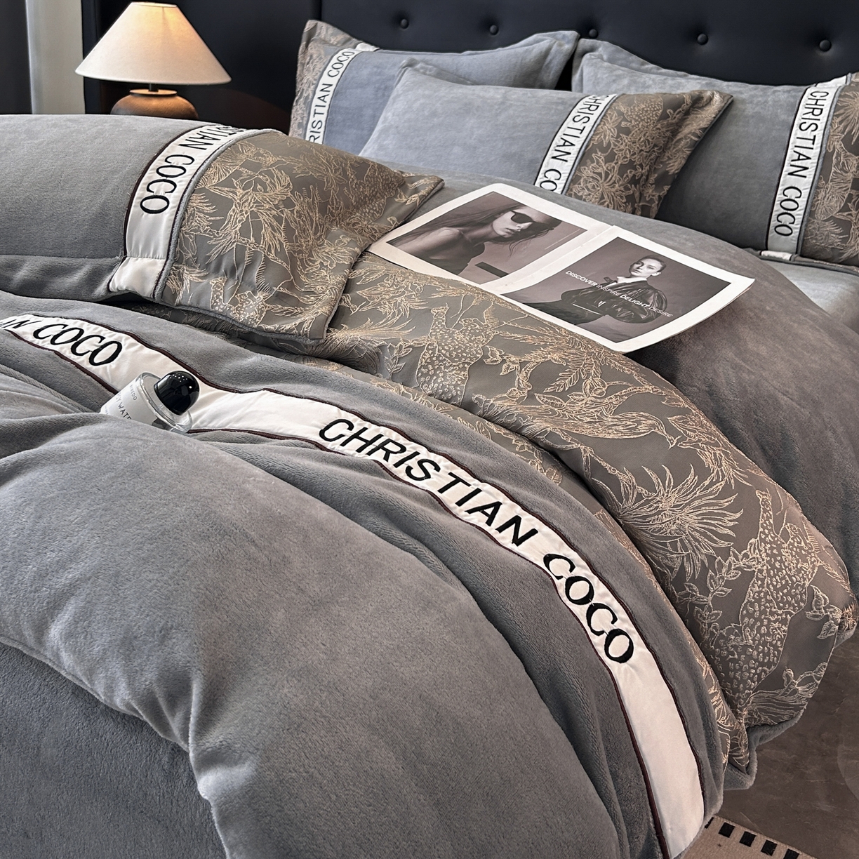 91家纺网 家纺一手货源 找家纺 苏源家居 2025新款加厚牛奶绒拼浮雕冬款四件套-幽境 幽境-浅灰