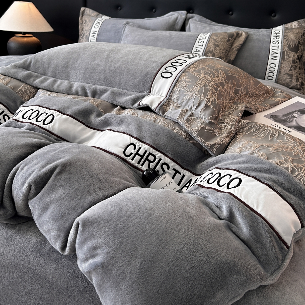 91家纺网 家纺一手货源 找家纺 苏源家居 2025新款加厚牛奶绒拼浮雕冬款四件套-幽境 幽境-浅灰