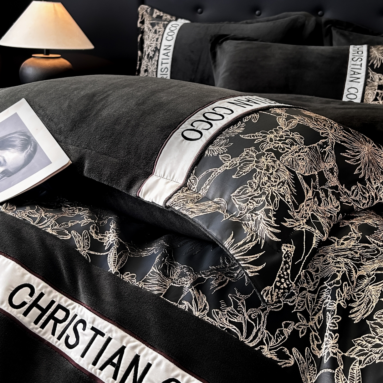 91家纺网 家纺一手货源 找家纺 苏源家居 2025新款加厚牛奶绒拼浮雕冬款四件套-幽境 幽境-深灰