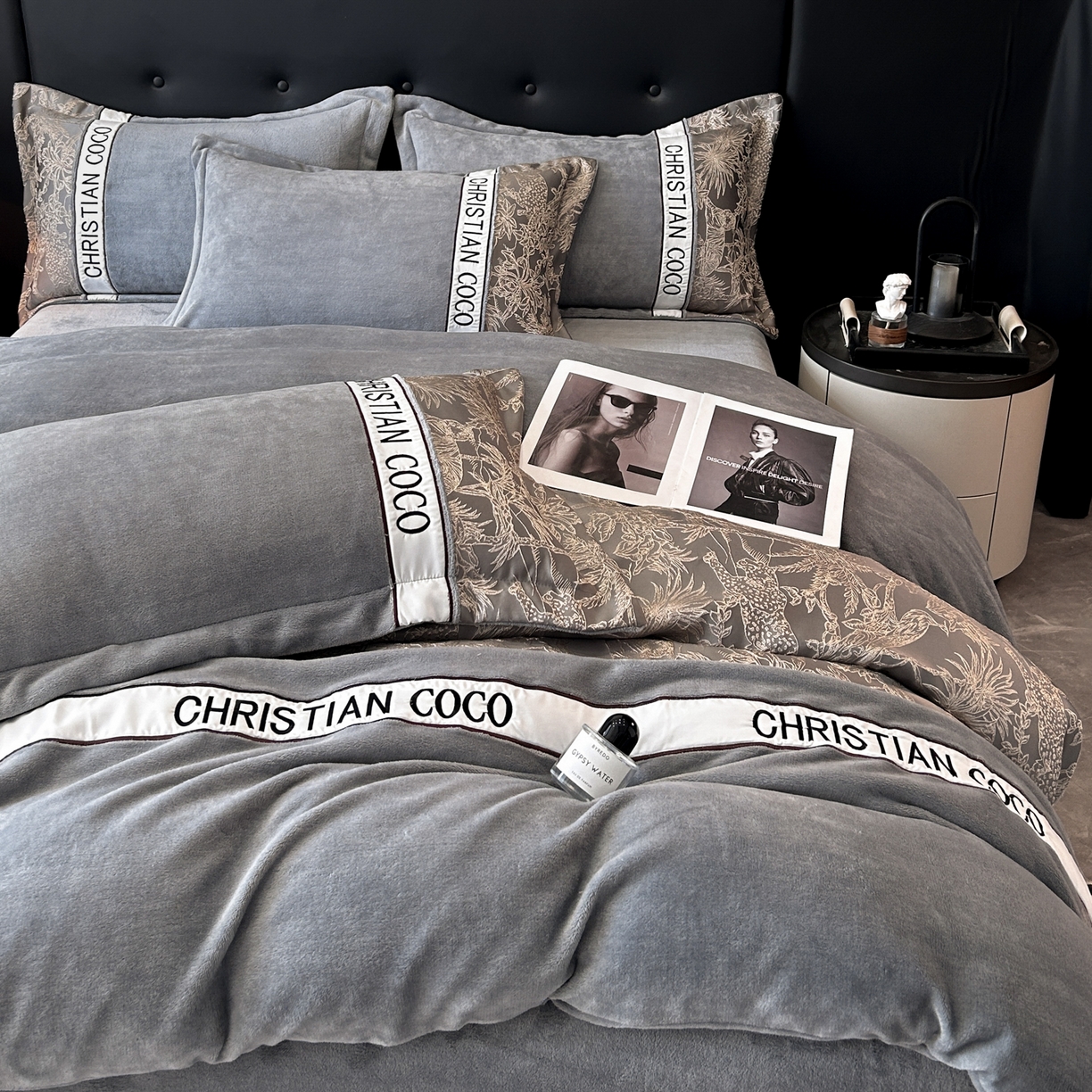 91家纺网 家纺一手货源 找家纺 苏源家居 2025新款加厚牛奶绒拼浮雕冬款四件套-幽境 幽境-浅灰