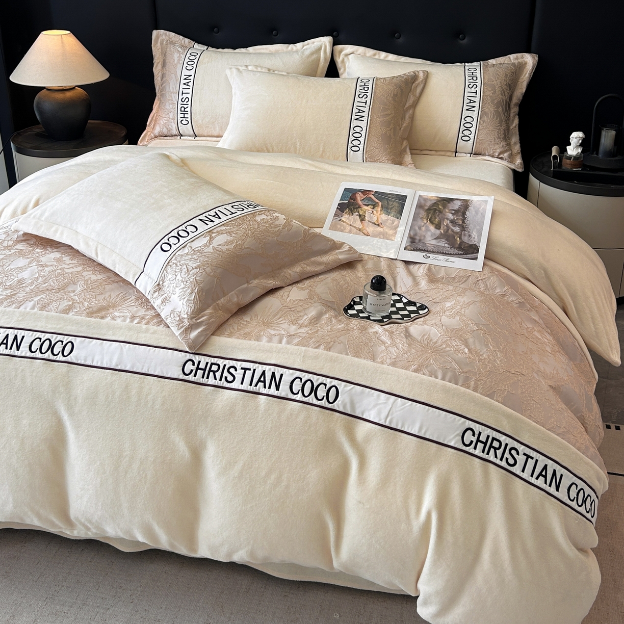 91家纺网 家纺一手货源 找家纺 苏源家居 2025新款加厚牛奶绒拼浮雕冬款四件套-幽境 幽境-奶白