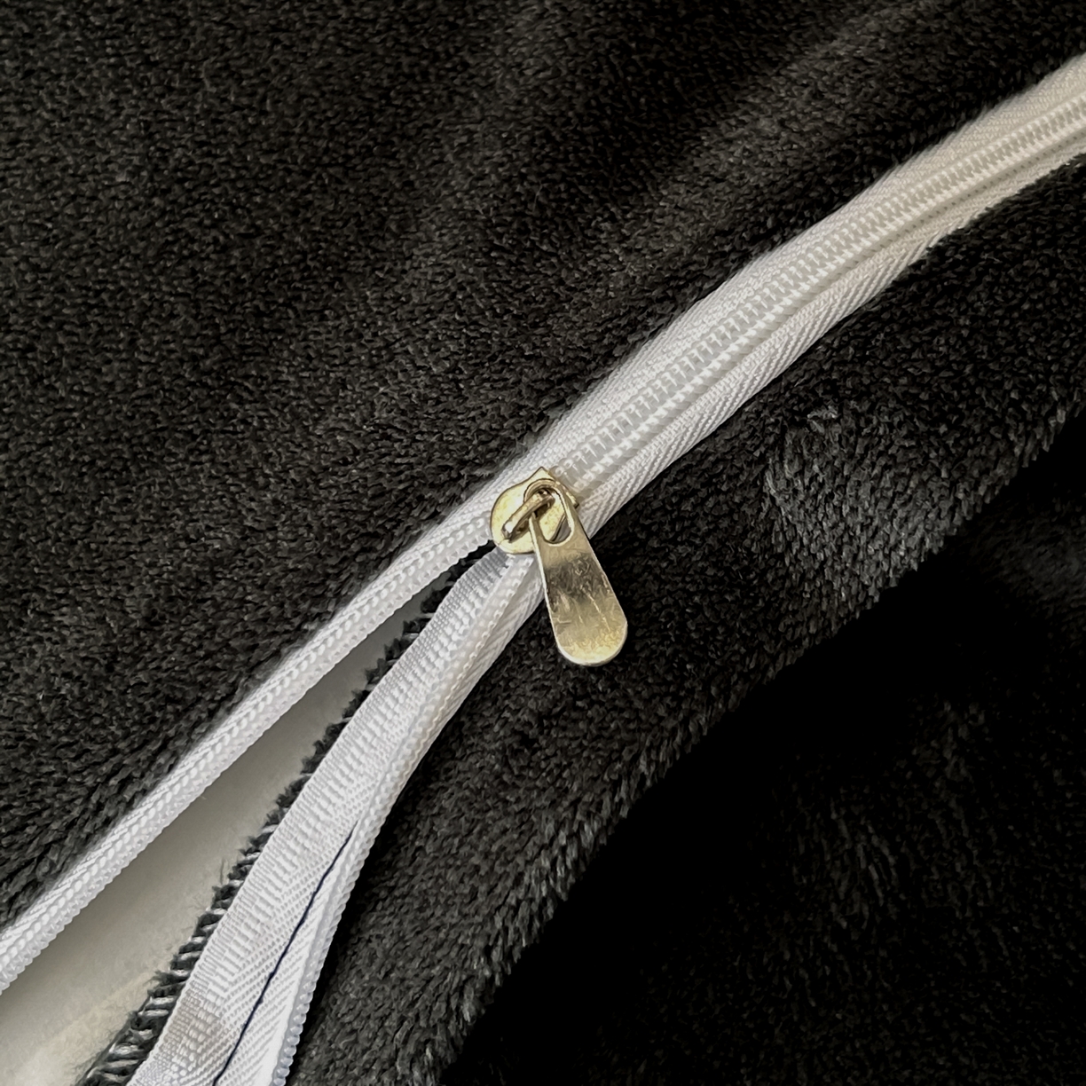 91家纺网 家纺一手货源 找家纺 苏源家居 2025新款加厚牛奶绒拼浮雕冬款四件套-幽境 幽境-深灰