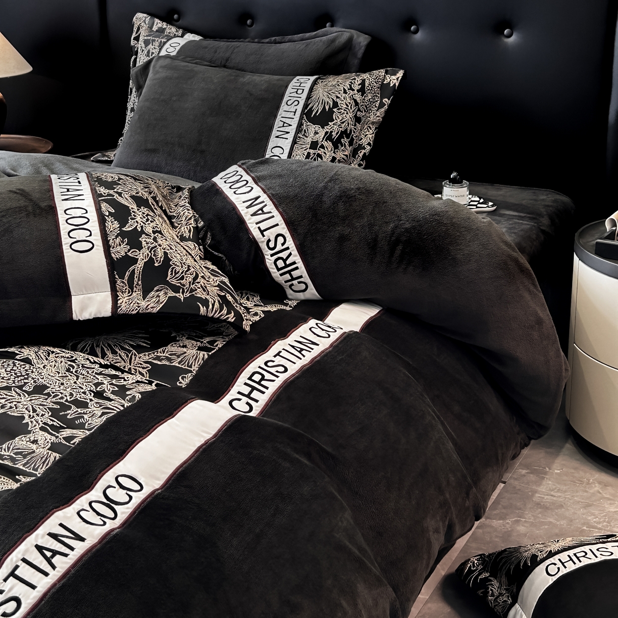 91家纺网 家纺一手货源 找家纺 苏源家居 2025新款加厚牛奶绒拼浮雕冬款四件套-幽境 幽境-深灰