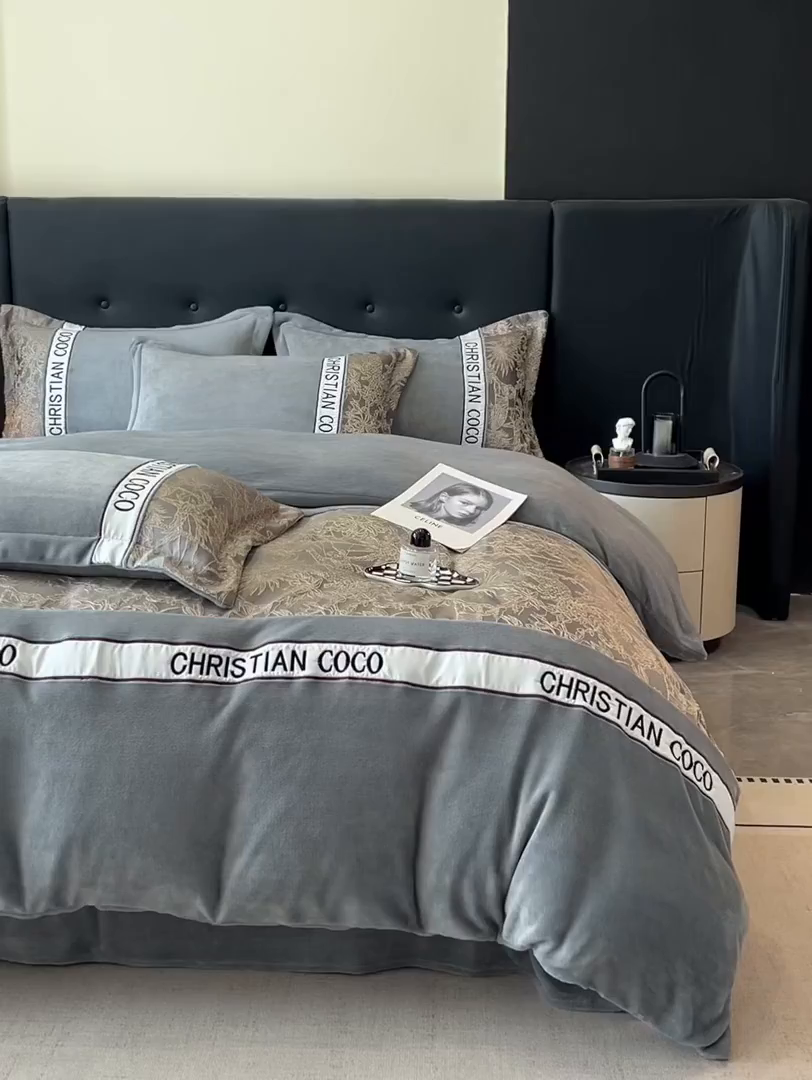 91家纺网 家纺一手货源 找家纺 苏源家居 2025新款加厚牛奶绒拼浮雕冬款四件套-幽境 幽境-浅灰