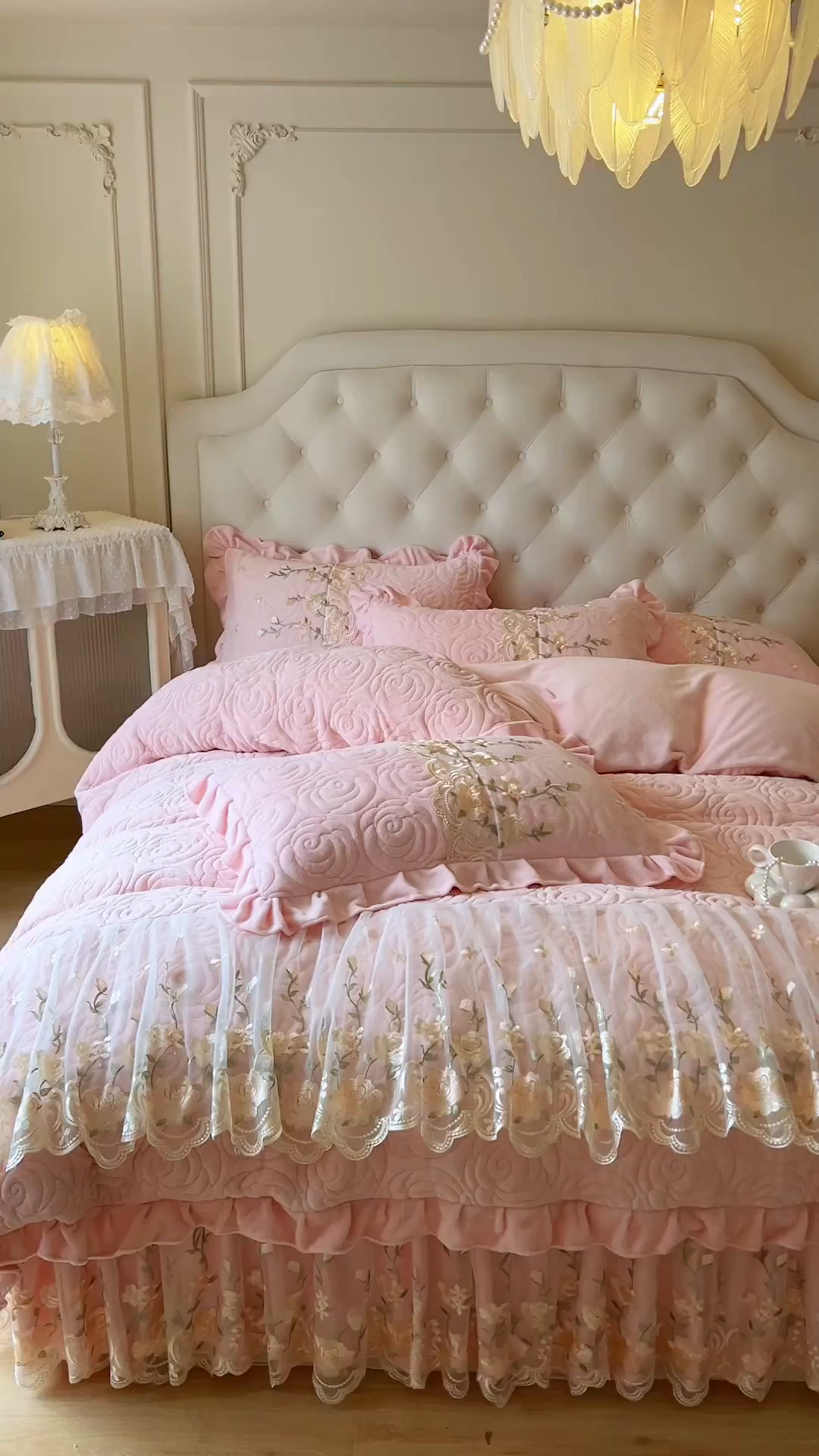 91家纺网 家纺一手货源 找家纺 恋尚 2025新款柔软牛奶绒保暖蕾丝床裙四件套-玫瑰故事（控价305） 玫瑰故事-清新粉