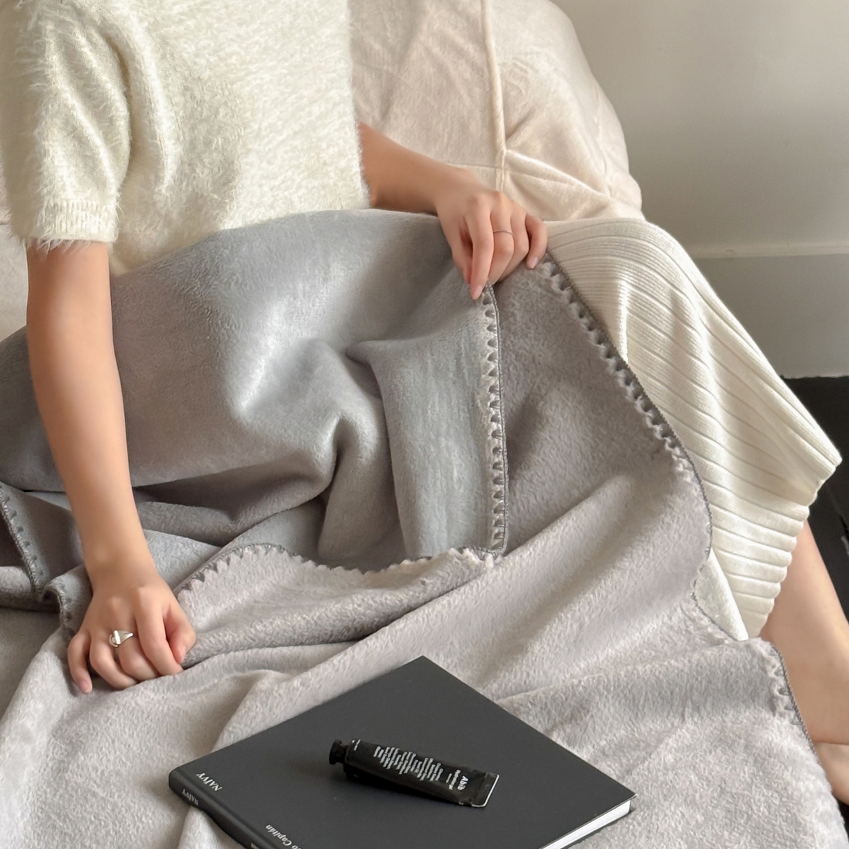 91家纺网 家纺一手货源 找家纺 ONE TWO ONE 121 2025新款兔绒毛毯子披肩办公室午睡空调沙发毯冬季加厚珊瑚绒盖毯牛奶绒【会员-5】 【提供买家秀】 控价 88/ 138/158/188 质感灰